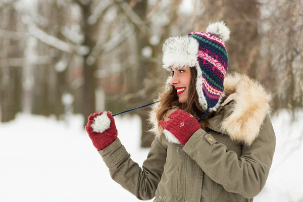 Woman in the winter park — Stock Photo, Image