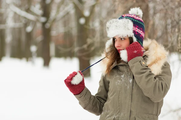 Woman in the winter park — Stock Photo, Image