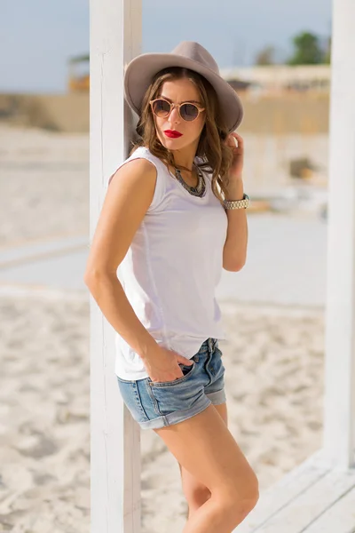 Stijlvolle vrouw aan het strand van de zomer — Stockfoto