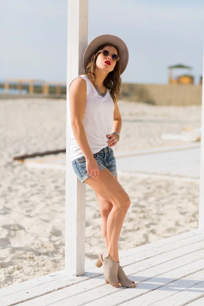 Stijlvolle vrouw aan het strand van de zomer — Stockfoto