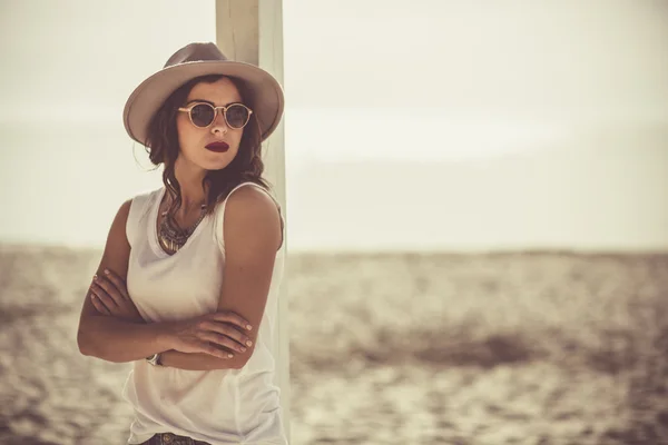 Stijlvolle vrouw aan het strand van de zomer — Stockfoto