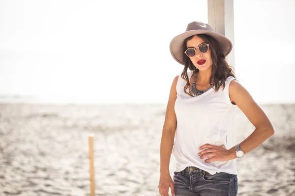 Mujer con estilo en la playa de verano — Foto de Stock