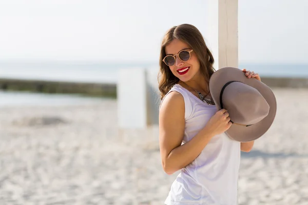 A nyári Beach stílusos nő — Stock Fotó