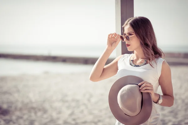 Mulher elegante na praia de verão — Fotografia de Stock