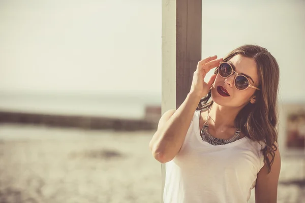 Mulher elegante na praia de verão — Fotografia de Stock