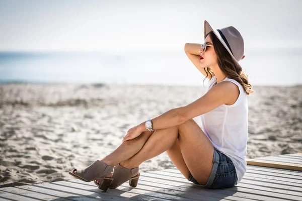 Mulher elegante na praia de verão — Fotografia de Stock