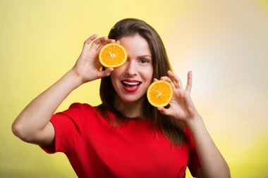 kadın portakal ile