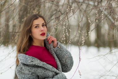 Kış parkta güzel kadın