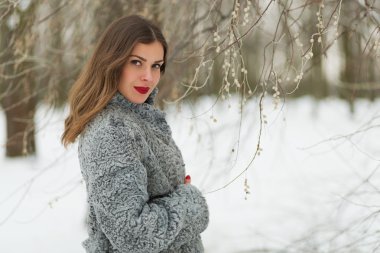 Kış parkta güzel kadın