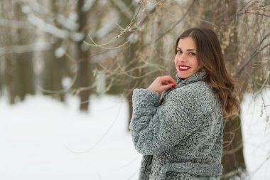 Kış parkta güzel kadın