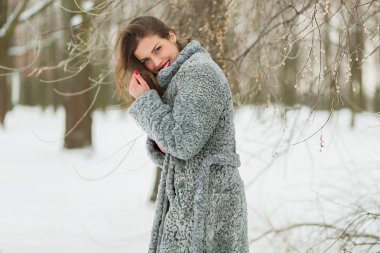 Kış parkta güzel kadın