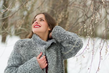 Kış parkta güzel kadın