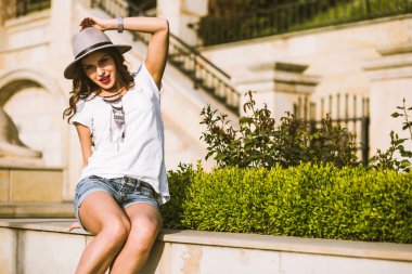 Yaz şehirde güzel boho kadın