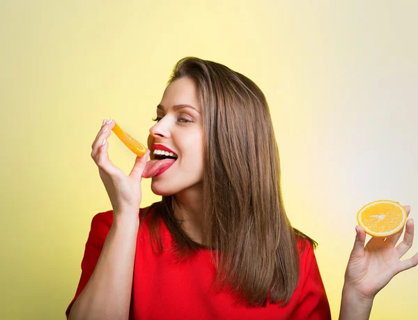 Vrouw met sinaasappelen — Stockfoto