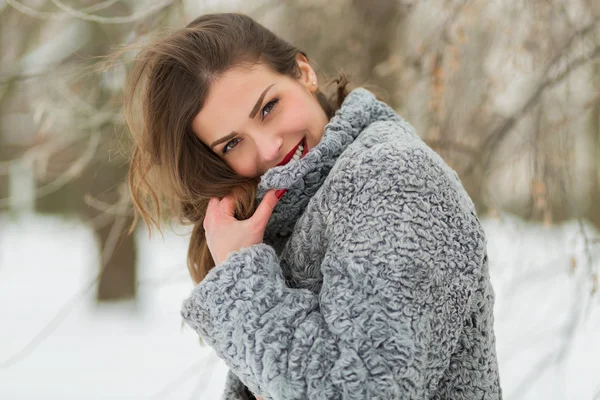 Bella donna nel parco invernale — Foto Stock