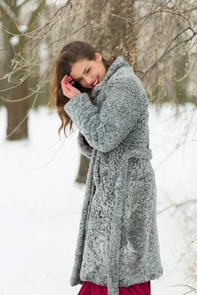 Schöne Frau im Winterpark — Stockfoto