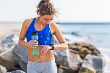 Yaz plajda çalışan kadın