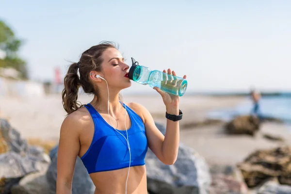 Mujer haciendo ejercicio en la playa de verano — Foto de Stock