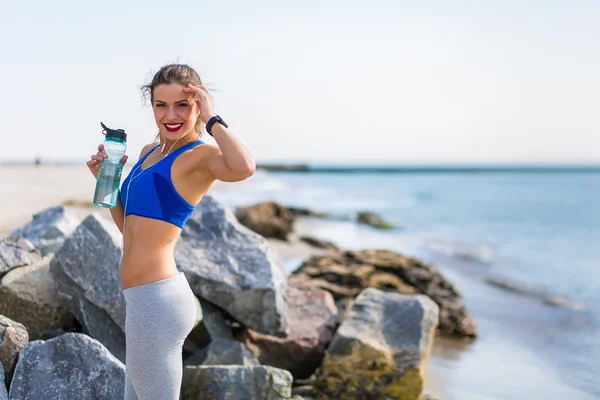 Vrouw uit te werken op het strand van de zomer — Stockfoto