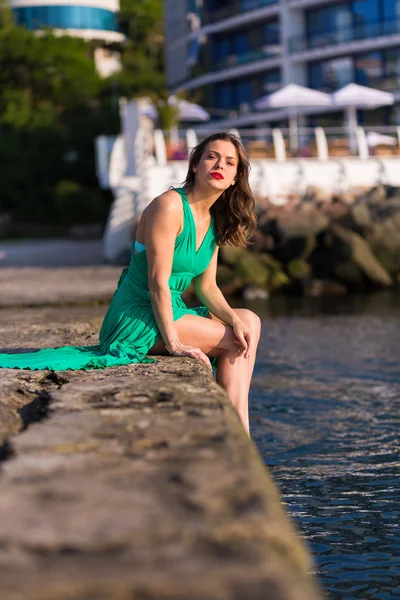 Mujer con estilo relajante junto al mar en el caluroso día de verano — Foto de Stock