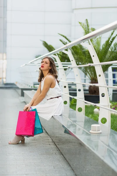 Mulher shoppig na cidade de verão — Fotografia de Stock