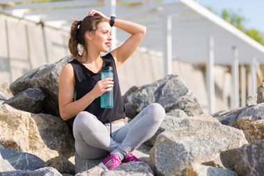 Yaz plajda çalışan kadın