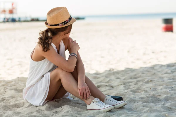Mulher elegante sentado em uma praia de areia no verão — Fotografia de Stock