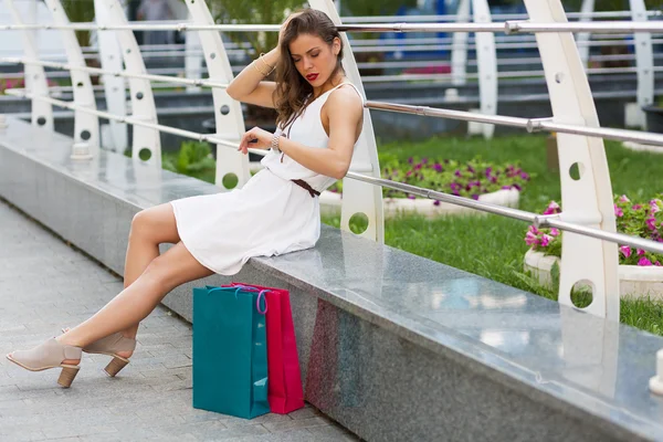 Beautiful woman shopping in the summer city — Stock Photo, Image