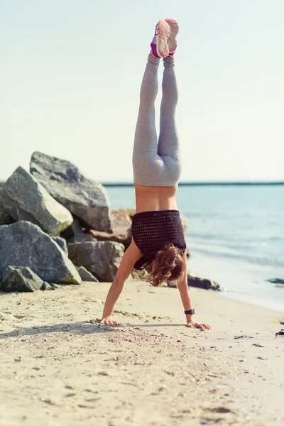 Mujer practicando yoga en la playa — Foto de Stock