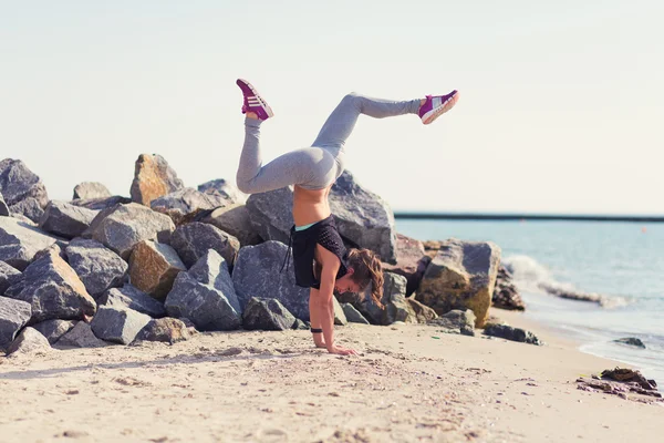 Mujer practicando yoga en la playa — Foto de Stock