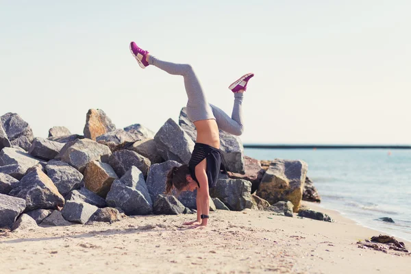 Mujer practicando yoga en la playa — Foto de Stock