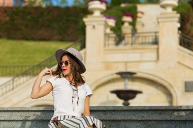 Merdivenlerde oturan güzel boho kız