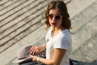 Merdivenlerde oturan güzel boho kız