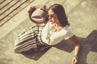 Merdivenlerde oturan güzel boho kız