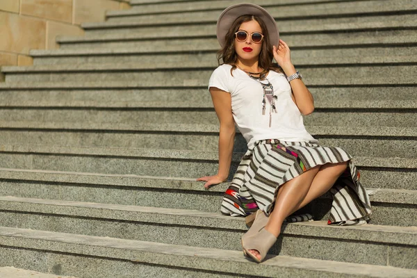 Bela menina boho sentado nas escadas — Fotografia de Stock