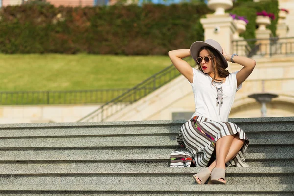 Bela menina boho sentado nas escadas — Fotografia de Stock