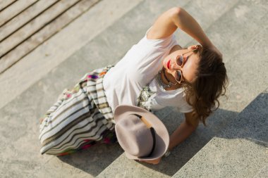 Merdivenlerde oturan güzel boho kız