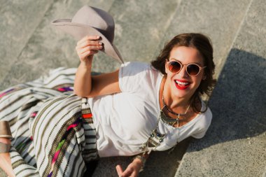 Merdivenlerde oturan güzel boho kız