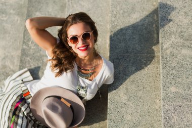 Merdivenlerde oturan güzel boho kız