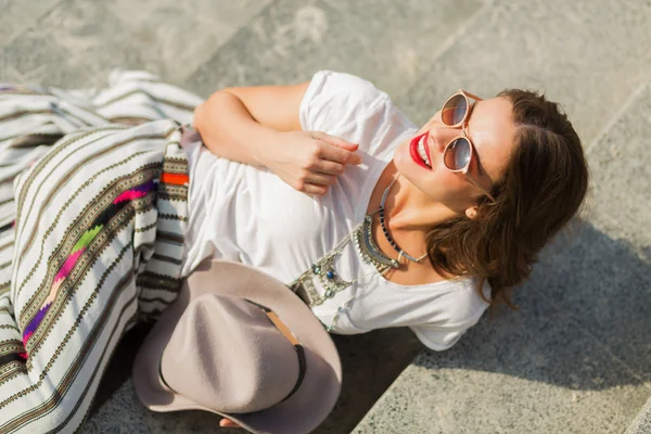 Merdivenlerde oturan güzel boho kız — Stok fotoğraf