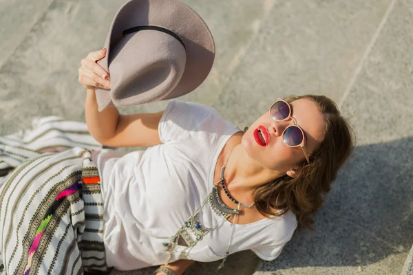 Prachtige boho meisje zittend op de trap — Stockfoto