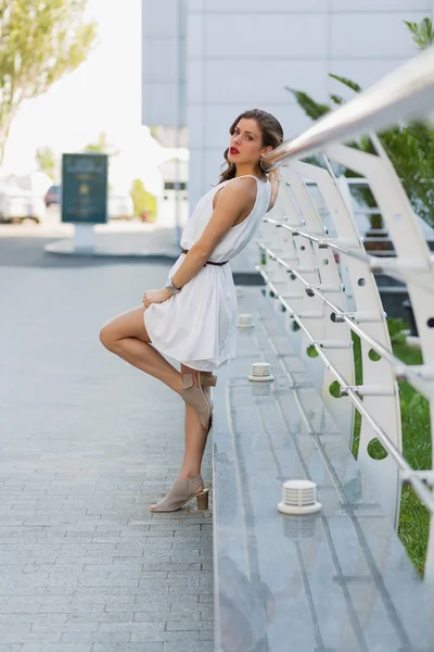 Mooie stijlvolle vrouw staande op de straat — Stockfoto