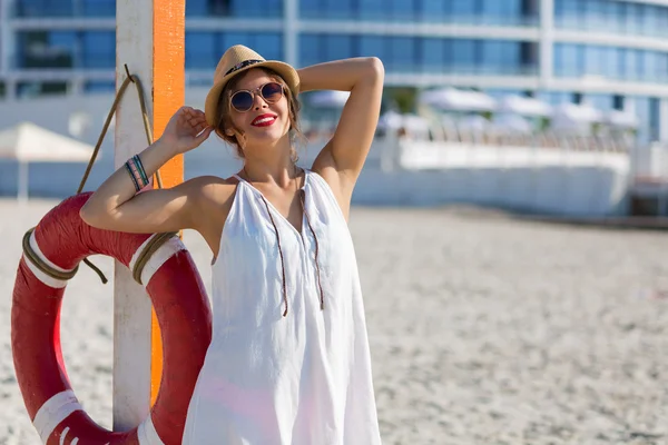Mooie vrouw aan het strand van de zomer — Stockfoto