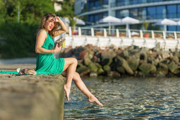 Mulher bonita sentada no cais — Fotografia de Stock