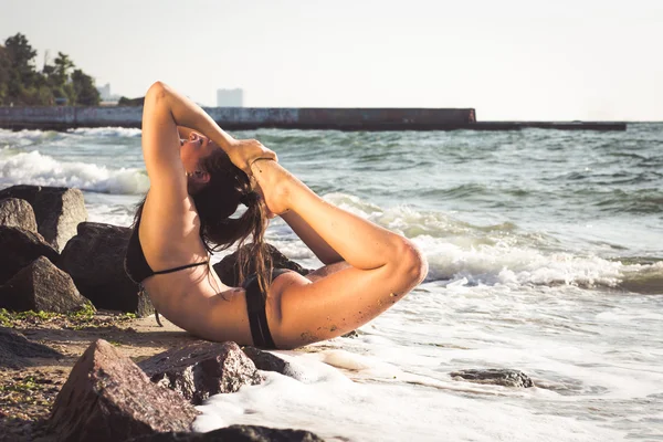 Mujer practicando yoga en la playa de verano — Foto de Stock