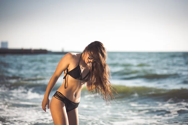 Hermosa mujer joven divirtiéndose en la playa — Foto de Stock