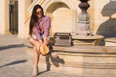 Viyadükler üzerinde oturan bir retro stereo kadınla güzel genç boho