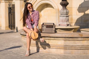 Viyadükler üzerinde oturan bir retro stereo kadınla güzel genç boho