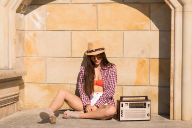Viyadükler üzerinde oturan bir retro stereo kadınla güzel genç boho