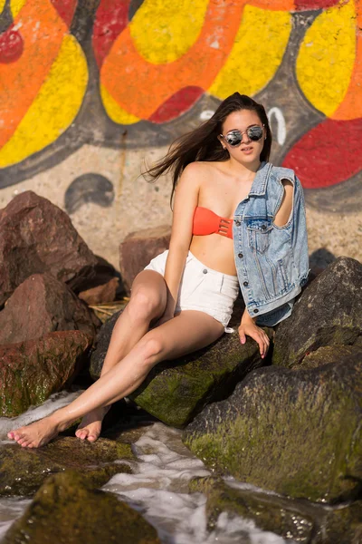 Mooie jonge vrouw aan het strand — Stockfoto